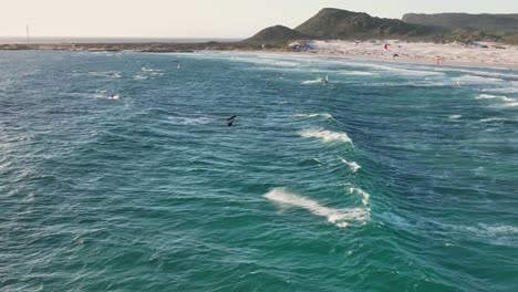 Clip-épico-De-Drones-De-Kitesurfistas-En-La-Costa-Sudafricana-Cerca-De-Ciudad-Del-Cabo