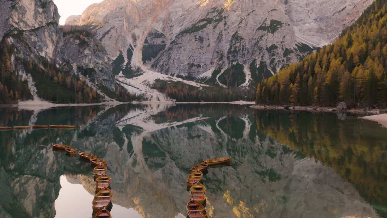 drone vuela sobre el famoso lago braies, italia