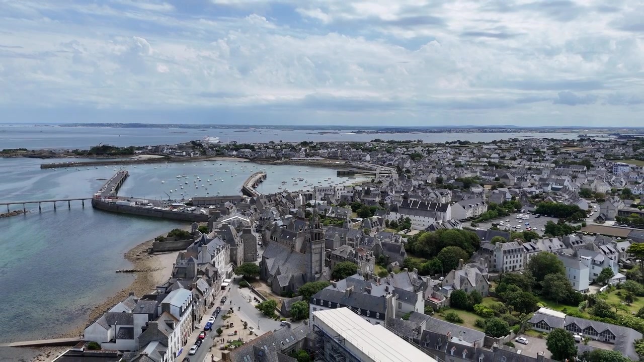 Roscoff Bretagne France, port et ville, plan aérien par drone en recul avec révélation inversée
