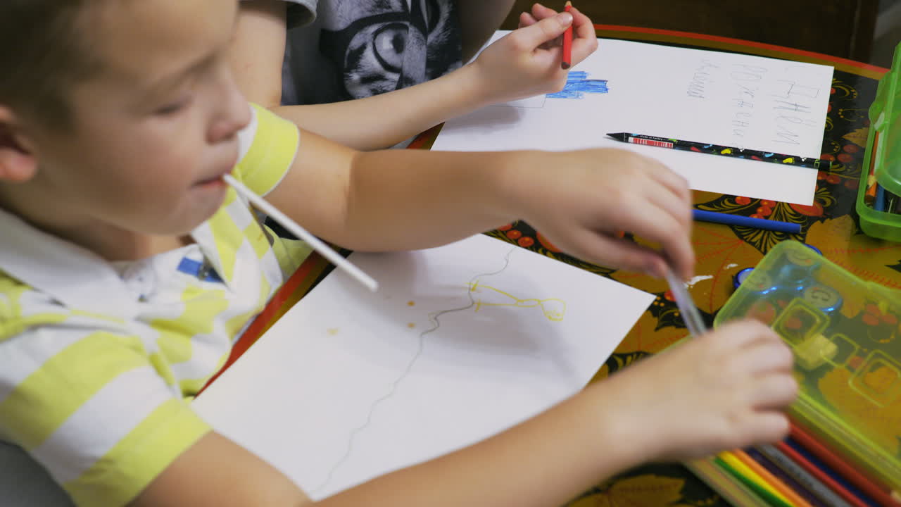 y niño y niña dibujando