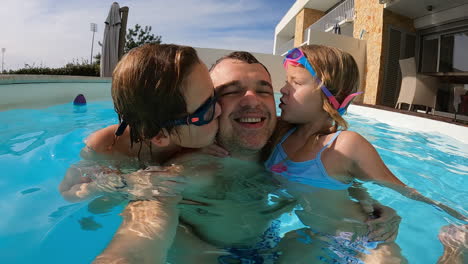 Selfie-Familiar-En-La-Piscina