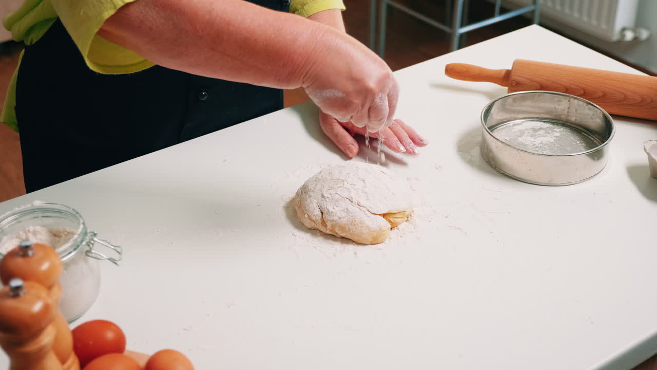 체어 에 앉아 식료품 을 들고 있는 장애인