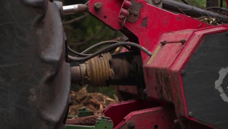 primer plano del eje de la toma de fuerza de una trituradora forestal en el trabajo en el bosque