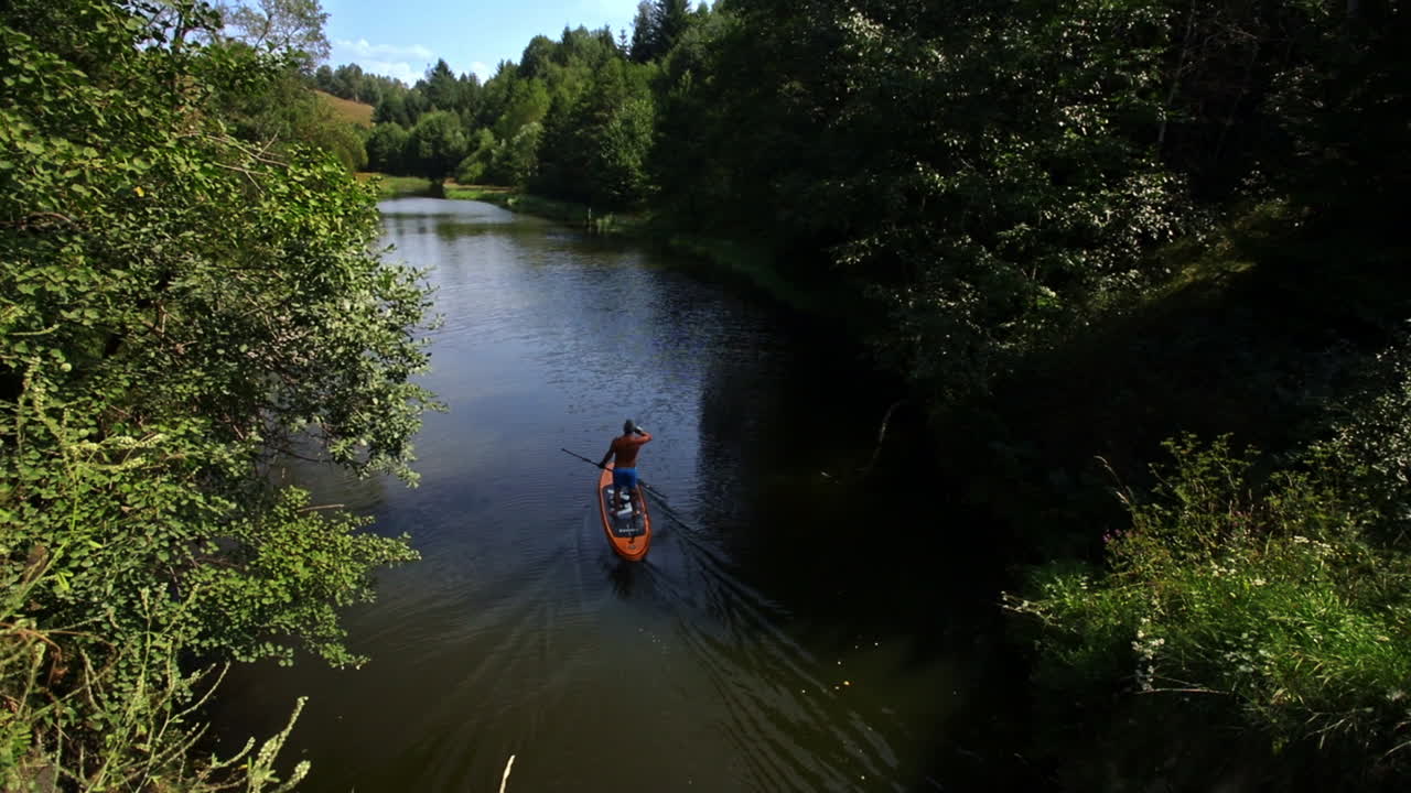 человек с пажитями, бежит по реке 1