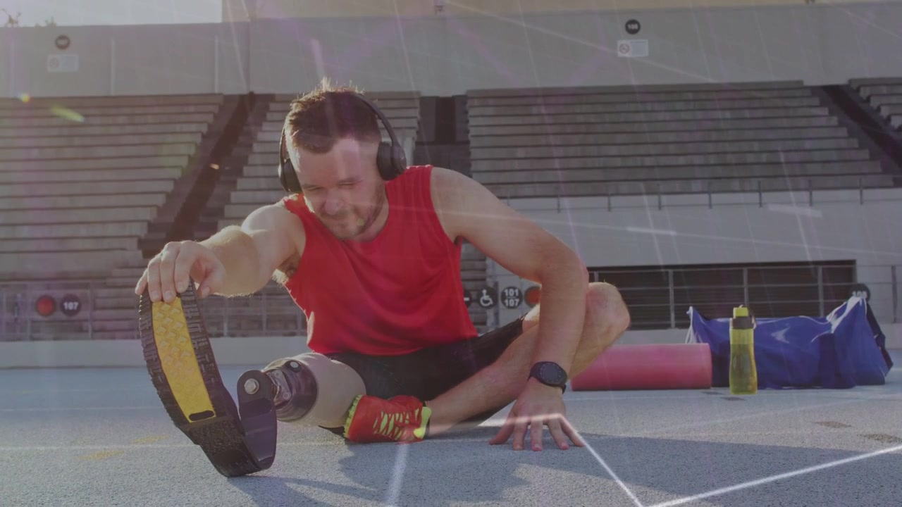 Atleta preparándose para correr en la pista, alcanzando la prótesis de carrera para estirar la pierna mientras las superposiciones de neón se desvanecen.
