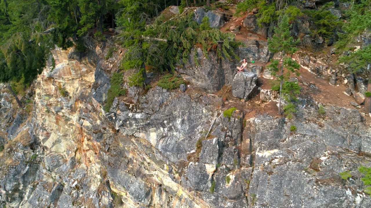 женщина, выполняющая йогу на вершине горы 4к