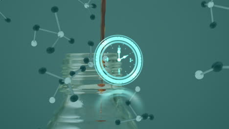 animación de reloj y moléculas sobre líquido que se vierte en la botella