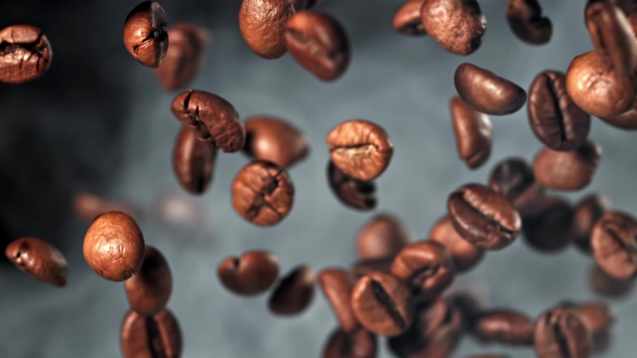 Chicchi di caffè tostati che fluttuano al rallentatore con sfondo fumoso