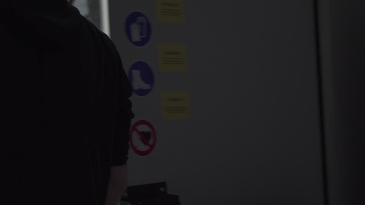 acercarse al área protegida y entrar, comprobar el área y el robot antes de la acción en el entorno oscuro, 30 fps, 4k