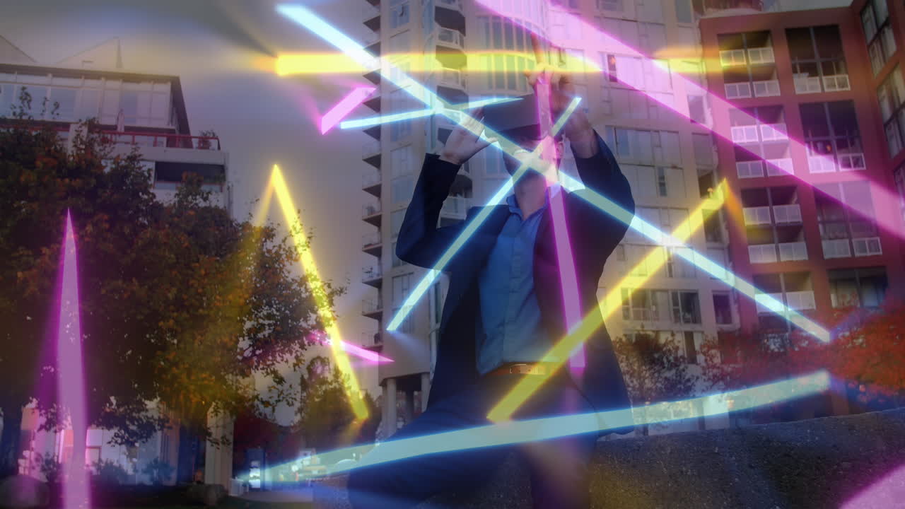 vr 헤드 ⁇ 을 사용하여 백인 남성 위의 네온 모양의 애니메이션