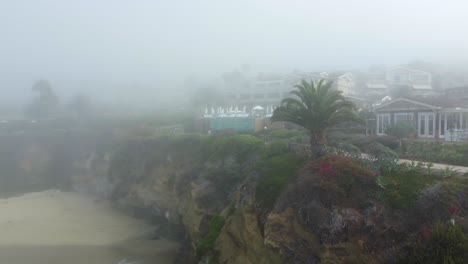 Vista-Aérea-De-La-Niebla-Matutina-Sobre-La-Playa-De-Laguna,-El-Resort-Frente-A-La-Playa-Y-El-Océano-Pacífico,-California,-Ee