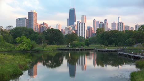 Una-Hermosa-Vista-Del-Centro-De-Chicago-Al-Anochecer-Cerca-De-Lincoln-Park