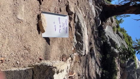 tiro vertical de permiso requerido 24-7 más allá de este signo de punto en la entrada del sendero de senderismo sub dome en yosemite, california