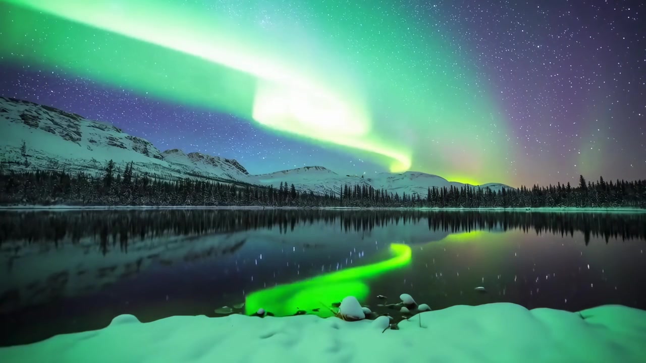 Vivace Aurora Boreale che danza su un lago di montagna innevato