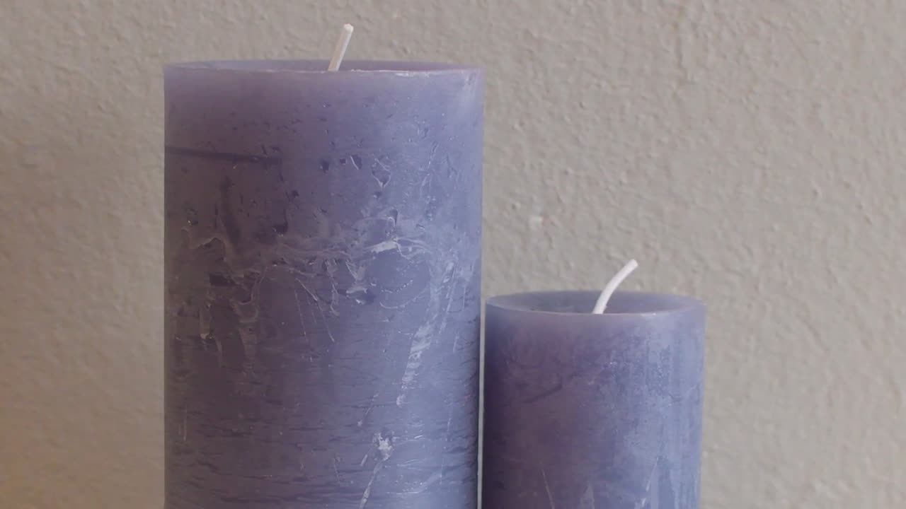 zoom a velas perfumadas azules con fondo gris