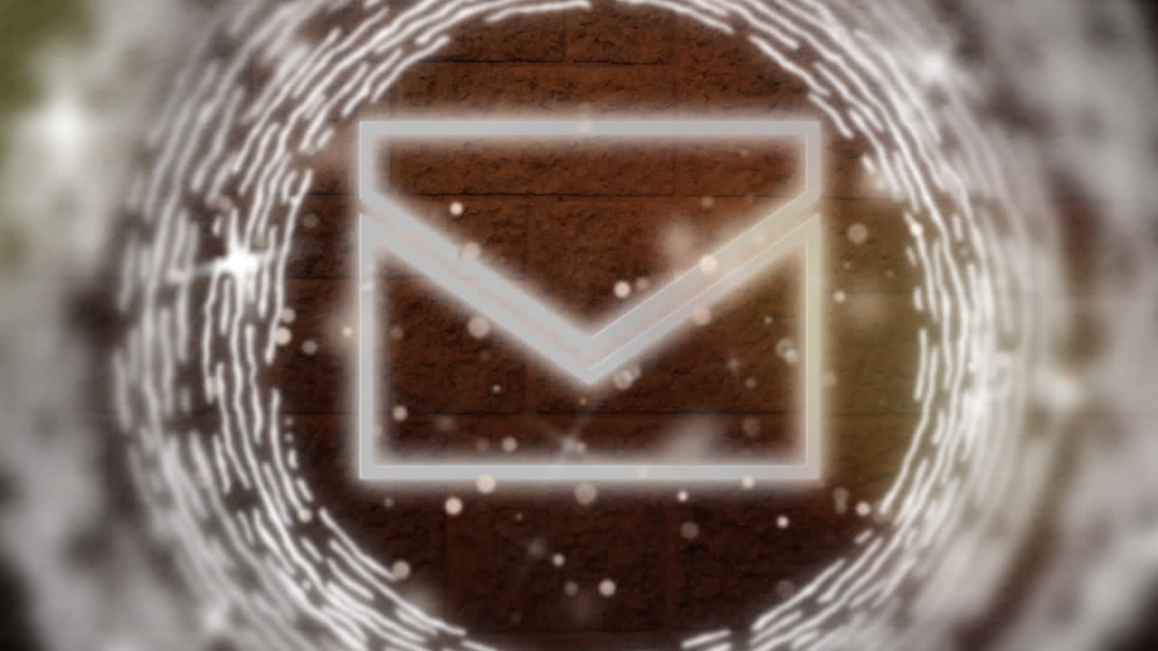 animación digital de senderos de luz giratorios sobre el icono del mensaje de neón contra la pared de ladrillo