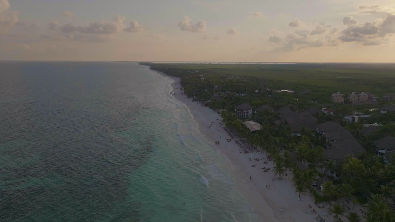 paisaje costero de la playa de tulum durante la hermosa puesta de sol en méxico - panorama aéreo con espacio para copiar