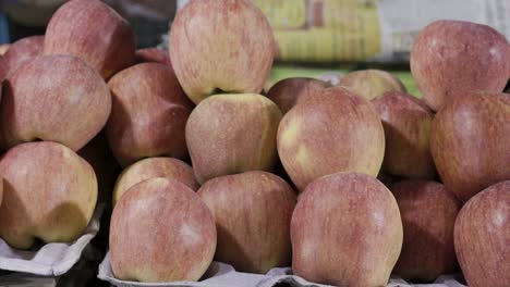 manzana fresca y jugosa en la tienda de frutas para la venta por la noche
