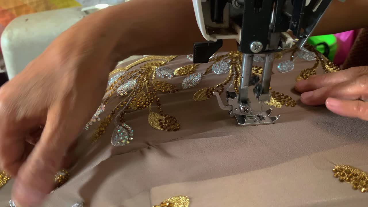 mujer trabajando en una máquina de aserrar en casa haciendo ropa