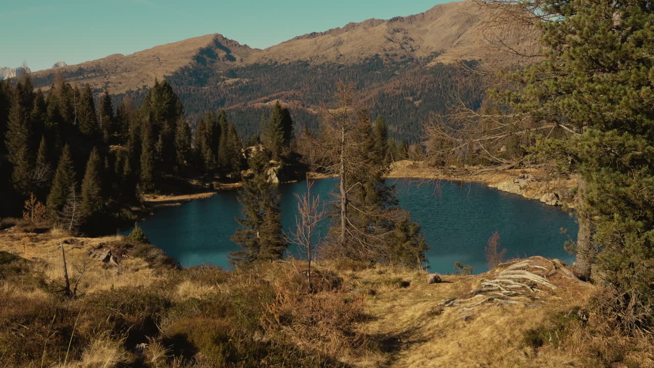 Il lago in autunno