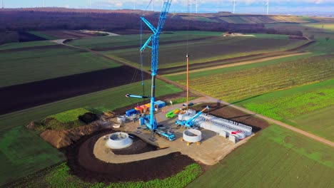 vista aérea de la torre de la turbina eólica en construcción - toma de drones