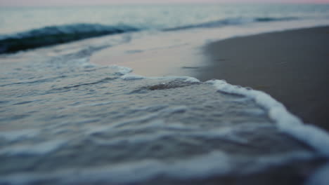 Abendküste-Aus-Nächster-Nähe.-Nahaufnahme-Ruhiger-Meereswasserwellen,-Die-Am-Sandstrand-Planschen