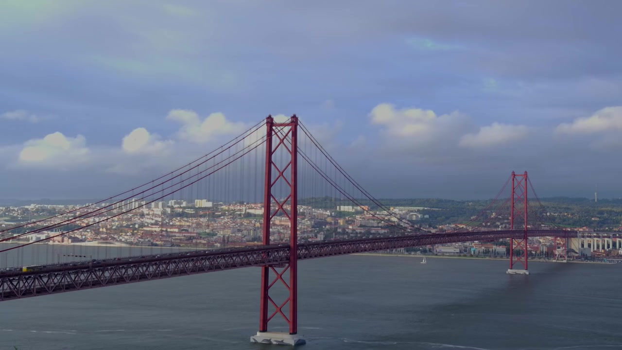 Timelapse su Lisbona - Ponte di Almada. Ponte 25 de Abril. Al tramonto.