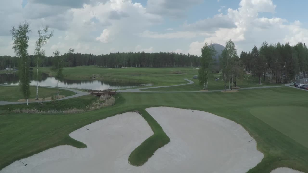 숲 속 의 골프 코스 의 공중 풍경