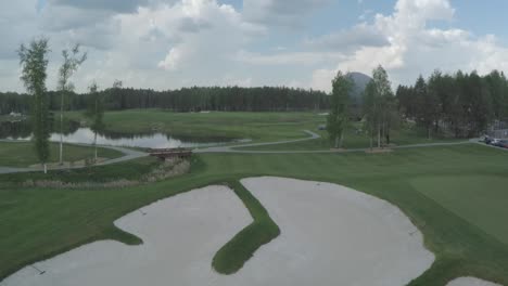 vista aérea de un campo de golf en un bosque