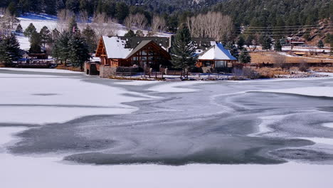 Primera-Nieve-Hielo-Congelado-Cubierto-Blanco-Hoja-Perenne-Lago-Casa-Montaña-Rocosa-Paisaje-Escena-Mañana-Rango-Frontal-Denver-Antena-Cinematográfico-Dron-Navidad-Patinaje-Sobre-Hielo-Hockey-Cielo-Azul-Al-Revés-Movimiento-Panorámico