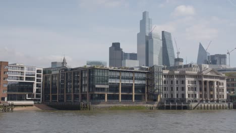 Blick-Vom-Boot-Auf-Die-Themse-Mit-Gebäuden-Auf-Die-Finanzielle-Skyline-Der-Stadt-London-1