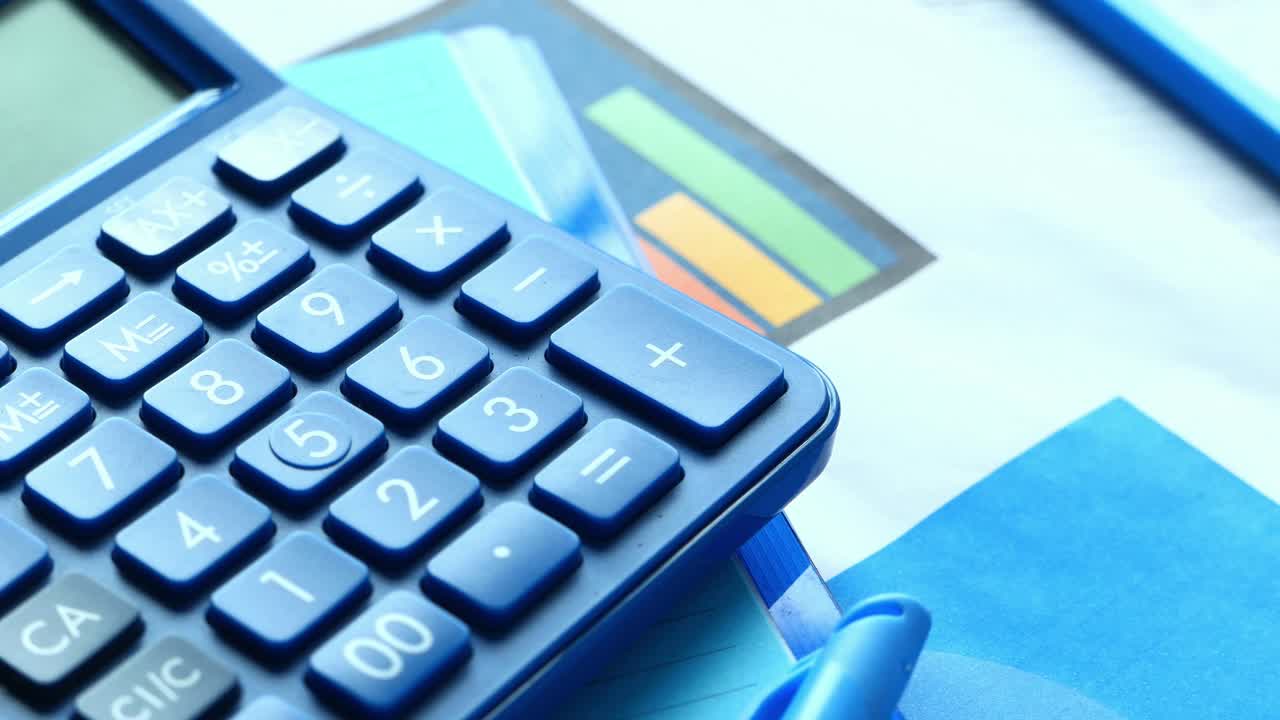 Calcolatrice blu su documenti finanziari