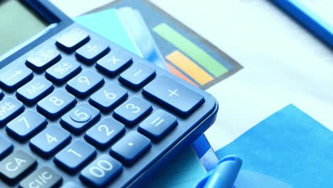 calculadora azul en los documentos financieros
