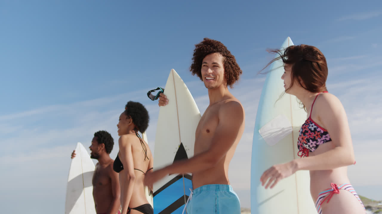 서로 이야기하는 친구 그룹 4k