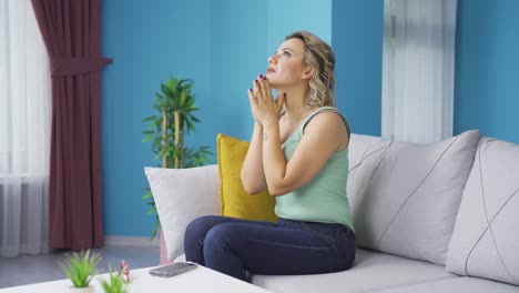 Christian-woman-praying.