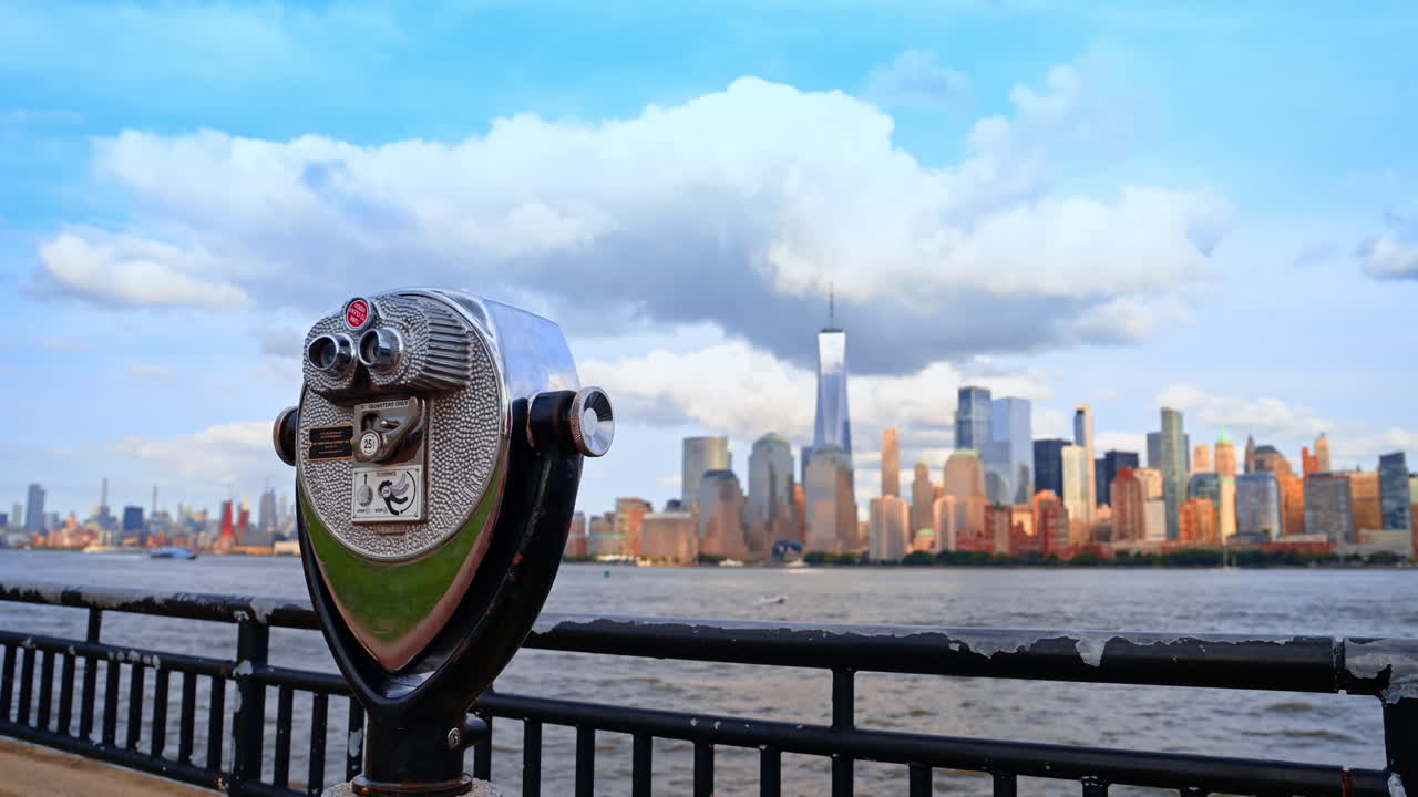 Jersey City, EE. UU., 1 de julio de 2025: visor con el skyline de Manhattan desde el paseo marítimo de Jersey City. Visor plateado en la barandilla del paseo marítimo de Jersey City frente al skyline de Manhattan al otro lado del río Hudson