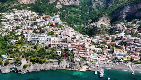 Vista-Panorámica-De-Las-Casas-Costeras-De-Positano,-Enclavadas-En-La-Cima-De-Una-Montaña,-Costa-De-Amalfi,-Región-De-Campania,-Italia,-Europa