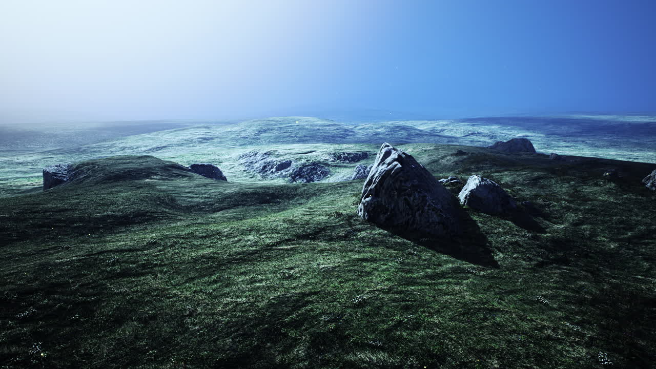 여름 해가 뜨는 동안 산 골짜기