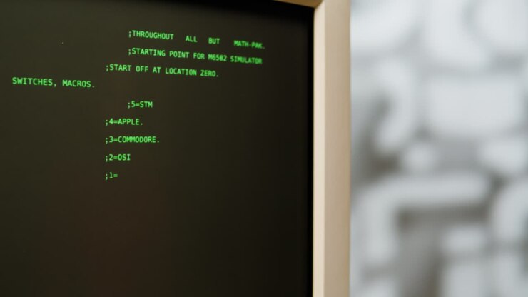 Monitor de Computador Vintage Exibindo Código