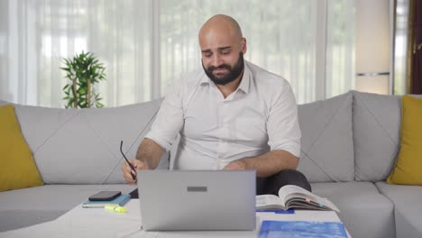 Hombre-Trabajador-De-Oficina-En-Casa-Aflojando-Su-Corbata-Por-El-Estrés.