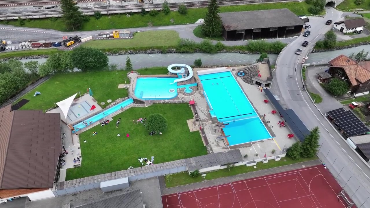 Smuk offentlig swimmingpool i Schweiz, luftfoto fra drone