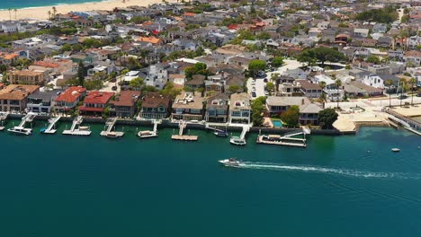 vista aérea de un barco en el canal de la isla de balboa, en newport beach, california