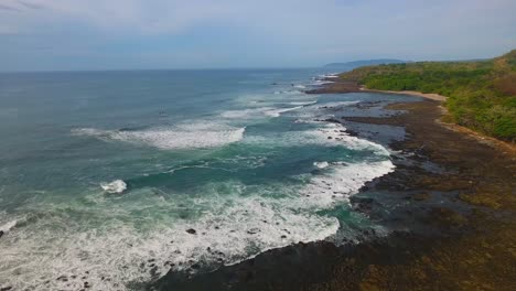 Drone-Volando-Por-Encima-De-La-Cal-En-El-Punto-De-Piedra-En-Costa-Rica,-Cerca-De-La-Exuberante-Selva-Verde