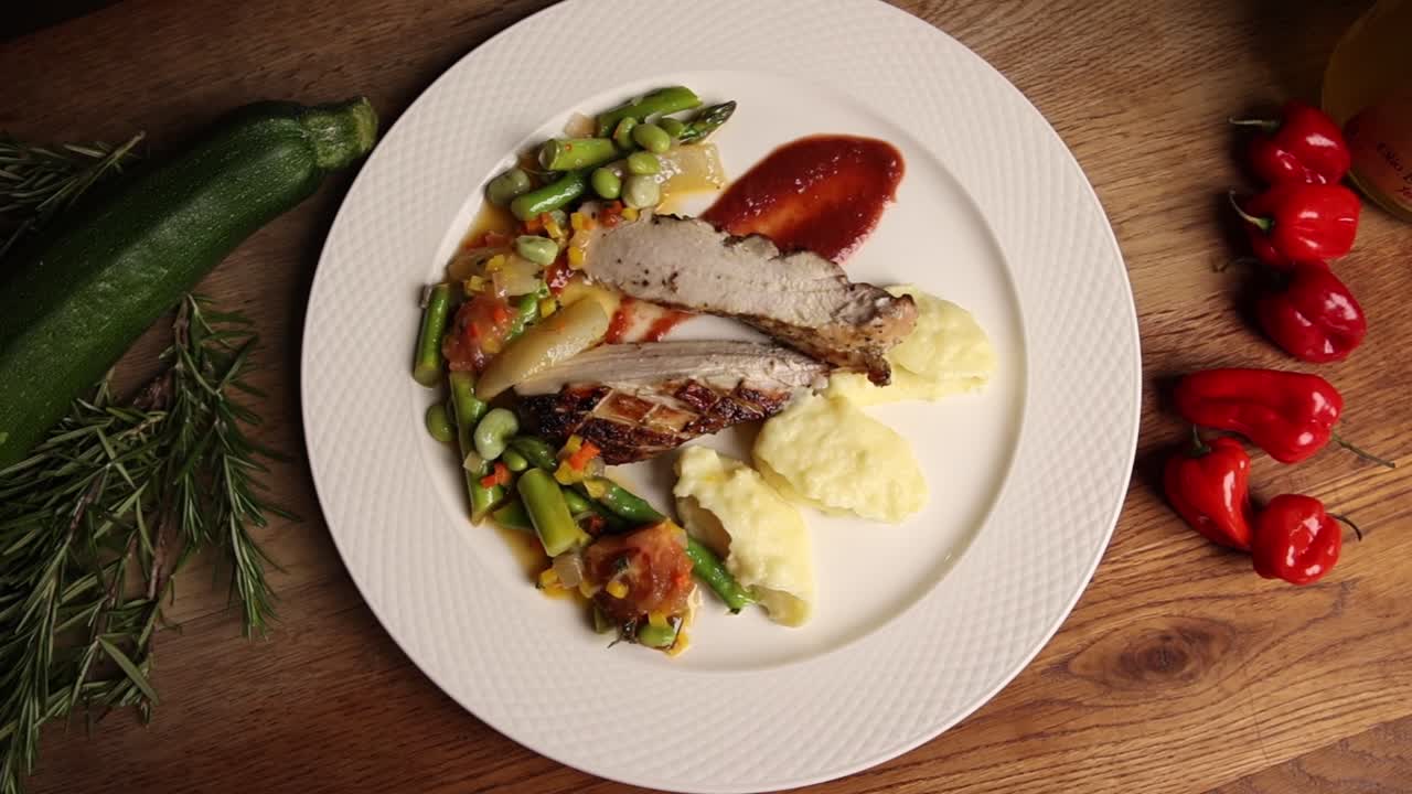Piatto gourmet impiattato con carne, verdure e purè di patate