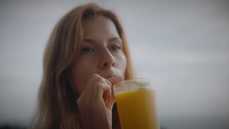 mujer disfrutando de una bebida refrescante al aire libre