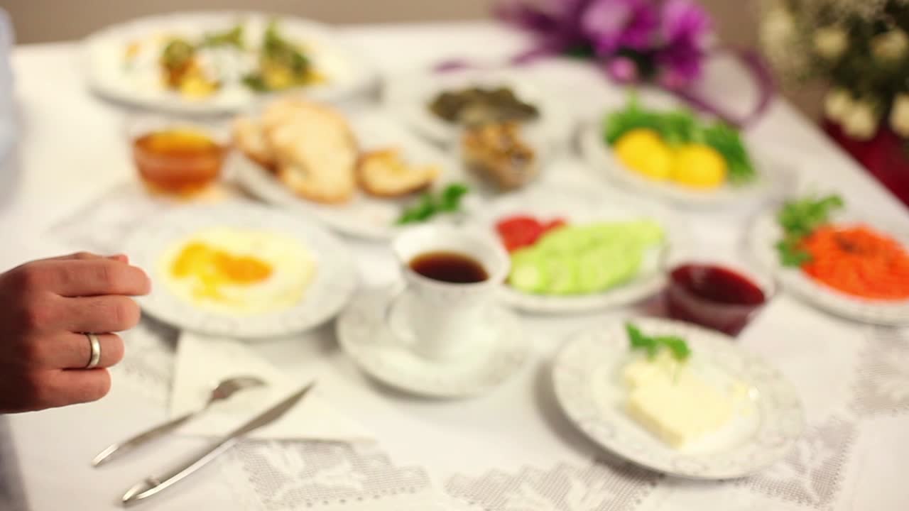 el hombre de negocios está desayunando.