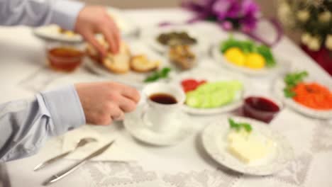 el hombre de negocios está desayunando.