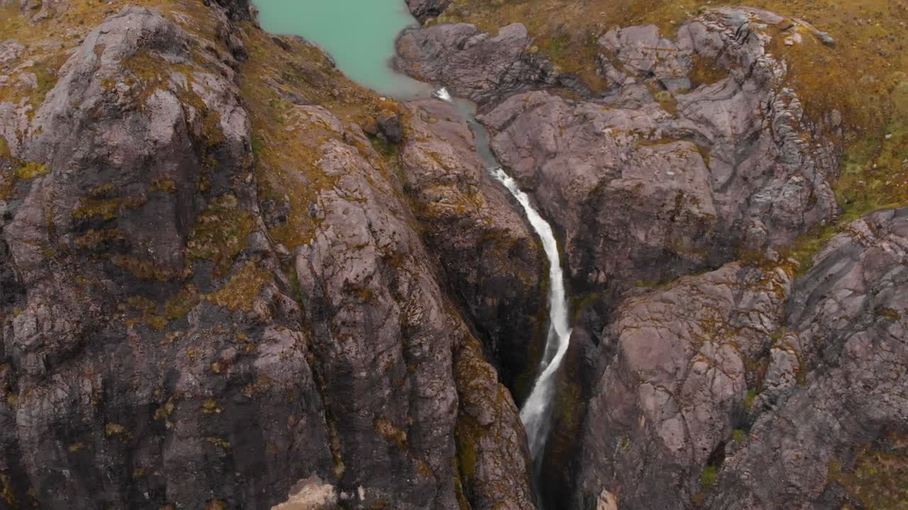 Drone aereo svela El Altar, un vulcano estinto in Ecuador, offrendo un'inquadratura in elevazione da una cascata a un pittoresco lago turchese