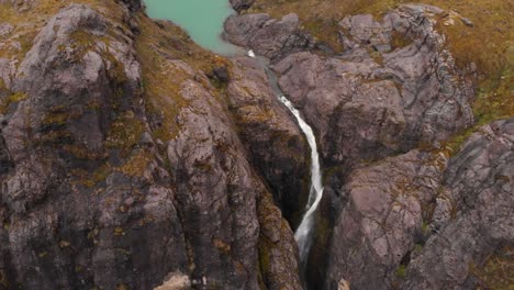 Un-Dron-Aéreo-Revela-El-Altar,-Un-Volcán-Extinto-En-Ecuador,-Que-Ofrece-Una-Vista-Inclinada-Desde-Una-Cascada-Hasta-Un-Pintoresco-Lago-Color-Turquesa.