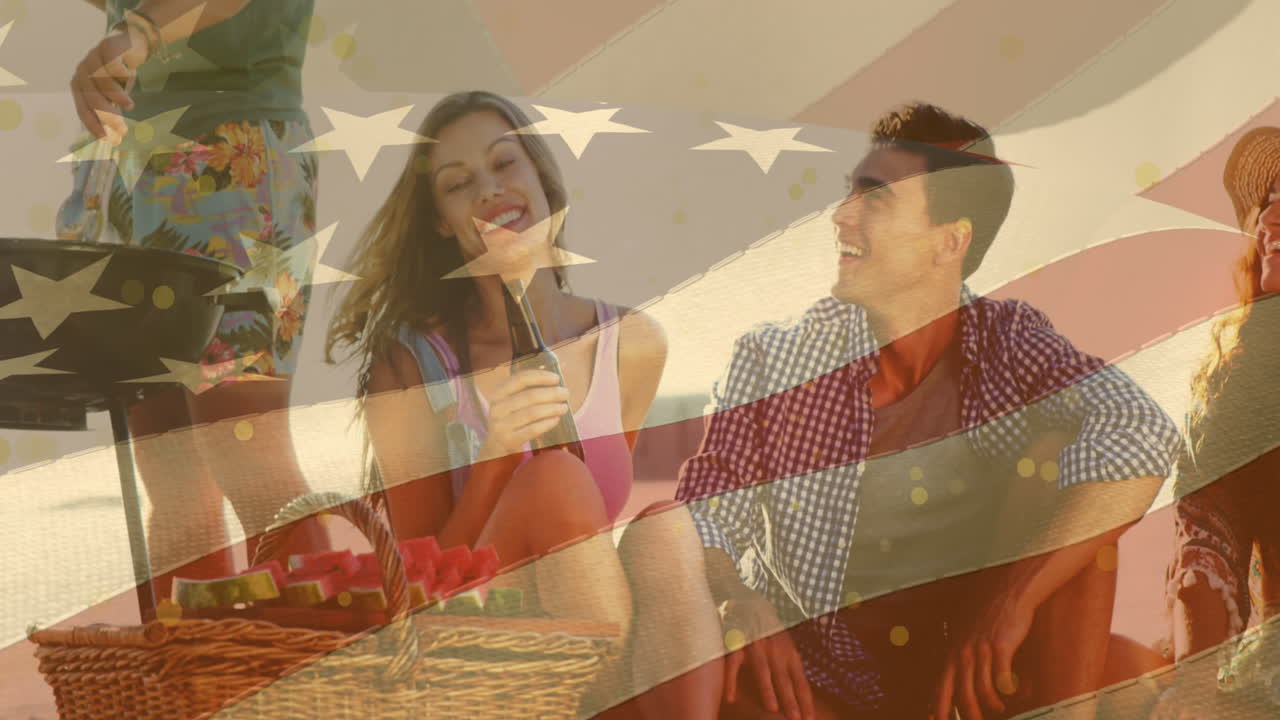 animación de la bandera estadounidense sobre un grupo diverso de amigos bebiendo cerveza y haciendo picnic
